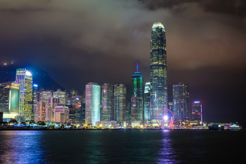 Obraz premium 香港 湾仔から中環方面の夜景 曇天