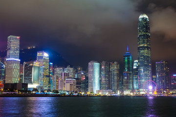 Obraz premium 香港 湾仔から中環方面の夜景 曇天