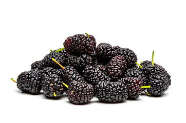 Frische dunkle Maulbeeren isoliert auf weißem hintergrund