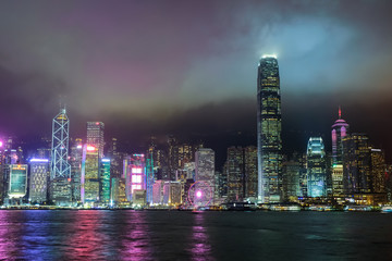 Fototapeta premium Hong Kong Victoria Harbour Nocny widok Pochmurno