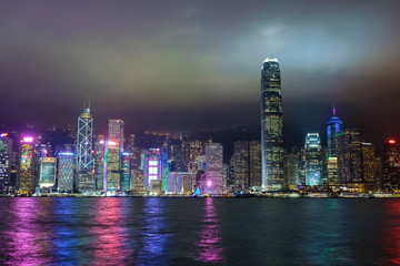 Obraz premium 香港 ビクトリアハーバー 夜景 曇天