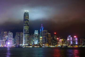 Obraz premium 香港 ビクトリアハーバー 夜景 曇天