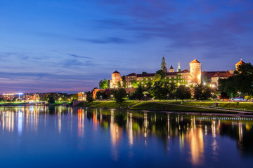 Fototapeta na wymiar .View of the Wawel Castle from the water in the evening.