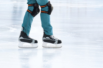 Naklejka premium feet rolling on skates man on the ice rink