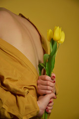 Kobieta z tulipanami żółtymi 