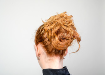 frau mit rotblonden haaren locken frisur pferdeschwanz