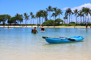 ハワイ　オアフ島　ワイキキビーチのアクティビティアイテムと青空の風景