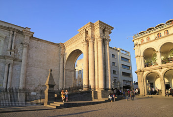 Obraz premium Plaza de Armas Square with the Ornamental Arch of Arequipa Cathedral, Arequipa Old City, Peru