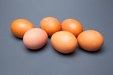 Media docena de huevos frescos de gallina, preparados para ser cocinados de mil maneras distintas.
