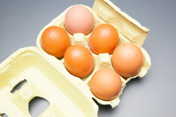Media docena de huevos frescos de gallina, preparados para ser cocinados de mil maneras distintas.