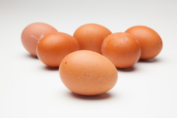 Media docena de huevos frescos de gallina, preparados para ser cocinados de mil maneras distintas.