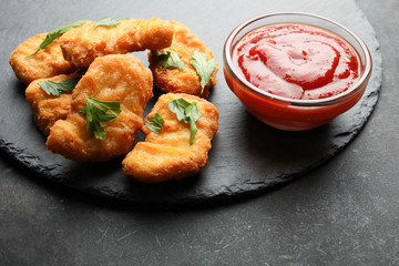 Nuggets with parsley and chili sauce