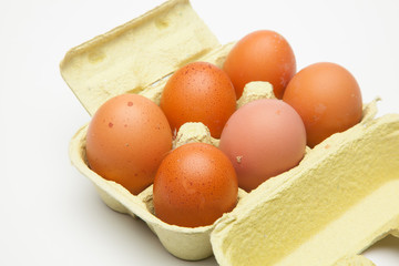 Media docena de huevos frescos de gallina, preparados para ser cocinados de mil maneras distintas.