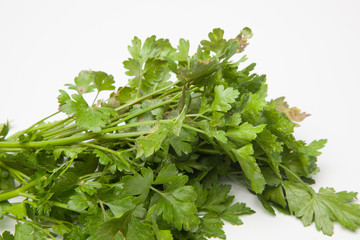 El perejil es una hierba que se utiliza mucho en la cocina, para dar sabor y refrescar los platos.