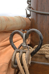 attache de cordages sur bateau à voile