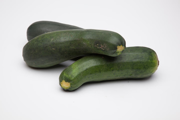 Calabacín fresco, recién cogido del huerto, preparado para ser consumido. Con el calabacín podemos hacer tortillas, podemos hacer verduras o bien pistos y sanfainas.