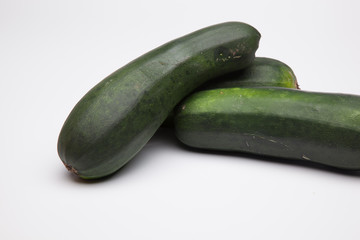 Calabacín fresco, recién cogido del huerto, preparado para ser consumido. Con el calabacín podemos hacer tortillas, podemos hacer verduras o bien pistos y sanfainas.