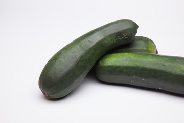 Calabacín fresco, recién cogido del huerto, preparado para ser consumido. Con el calabacín podemos hacer tortillas, podemos hacer verduras o bien pistos y sanfainas.