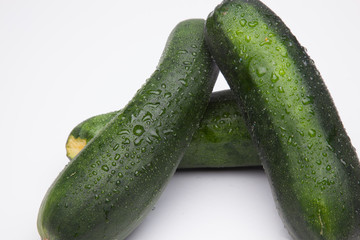 Calabacín fresco, recién cogido del huerto, preparado para ser consumido. Con el calabacín podemos hacer tortillas, podemos hacer verduras o bien pistos y sanfainas.