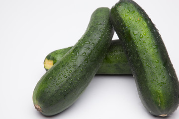 Calabacín fresco, recién cogido del huerto, preparado para ser consumido. Con el calabacín podemos hacer tortillas, podemos hacer verduras o bien pistos y sanfainas.