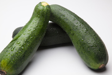 Calabacín fresco, recién cogido del huerto, preparado para ser consumido. Con el calabacín podemos hacer tortillas, podemos hacer verduras o bien pistos y sanfainas.
