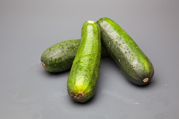 Calabacín fresco, recién cogido del huerto, preparado para ser consumido. Con el calabacín podemos hacer tortillas, podemos hacer verduras o bien pistos y sanfainas.