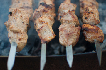 Preparation of meat slices in sauce on fire