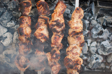 Preparation of meat slices in sauce on fire