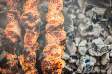 Preparation of meat slices in sauce on fire