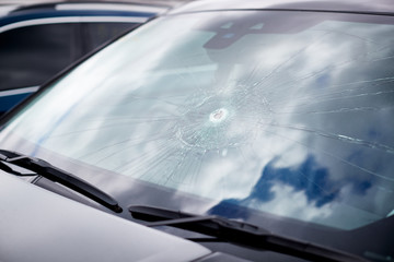 Obraz premium Detail Of Damage To Windscreen Of Car Shattered By Vandalism