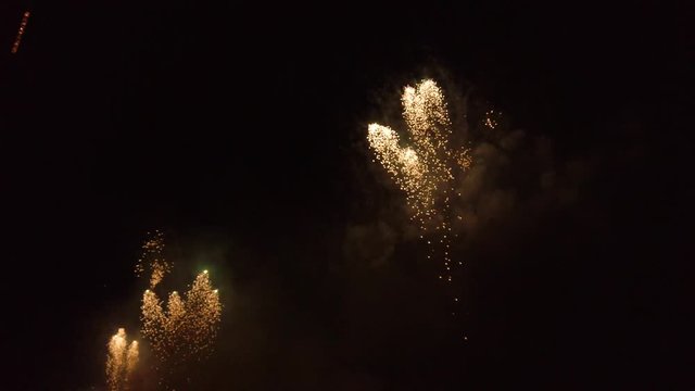 Fuochi d'artificio colorati di notte con sfondo nero. San ranieri, festa della luminara a Pisa