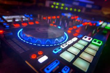 mesa de mezclas con iluminacion en el disco 