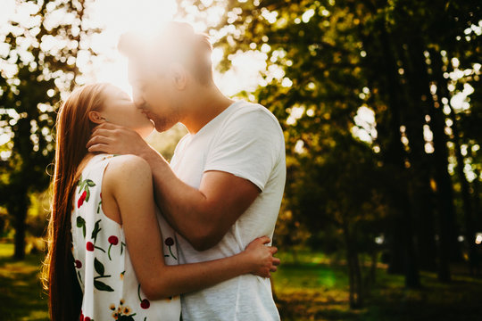 Kissing Bilder Durchsuchen 877319 Archivfotos Vektorgrafiken Und Videos Adobe Stock 