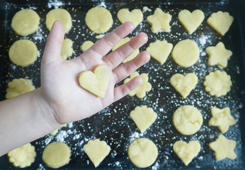 MANO CON GALLETA DE CORAZON SOIBRE BANDEJA_
