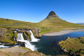 Fototapeta na wymiar Islande / Kirkjufell et Kirkjufellsfoss