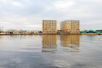 Naklejka premium 博多湾から望む西戸崎・海の中道方面