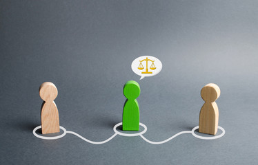 A green man mediates between two people. Judge the two sides and come to a compromise. Negotiations, business deal. Ask for advice from an experienced specialist. Fair resolution of conflict, dispute