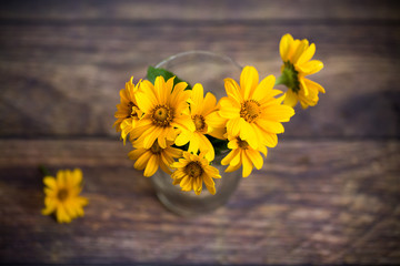 Obraz premium bouquet of beautiful blooming daisies on a wooden table