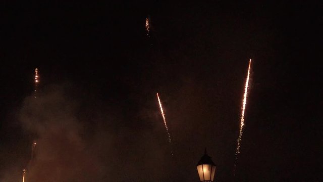 Fuochi d'artificio nel cielo di notte
