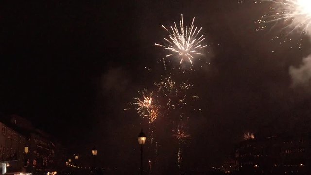 Fuochi d'artificio nel cielo di notte