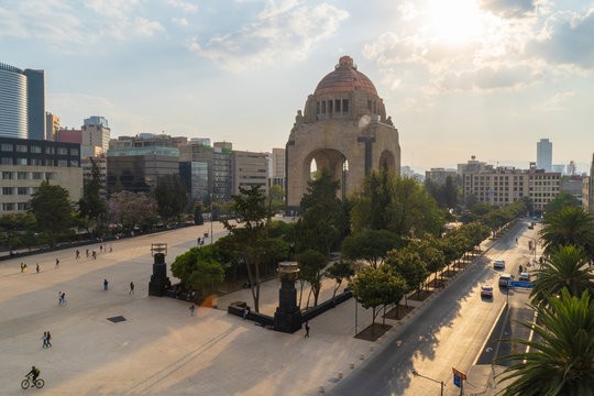 Atardecer detr&aacute;s del Monumento a la Revoluci&oacute;n