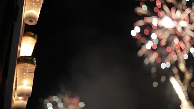 Fuochi d'artificio nel cielo di notte