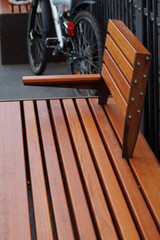 Sitzbank aus Holz auf dem Radschnellweg Ruhr