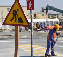 Arbeiter in Schutzkleidung bei Straßenarbeiten in Abu Dhabi