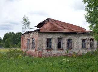 Fototapeta na wymiar old abandoned non-residential wooden and brick houses in forested villages