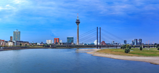 Obraz premium Dusseldorf by night