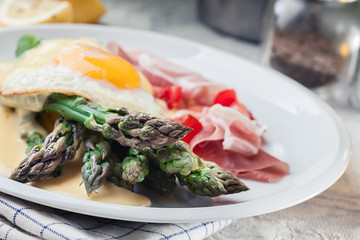 Green asparagus with ham, egg and hollandaise sauce