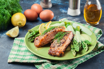 Baked salmon with asparagus and hollandaise sauce