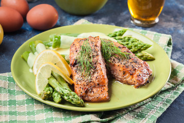Baked salmon with asparagus and hollandaise sauce
