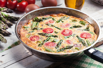 Frittata made of eggs, asparagus and tomatoes